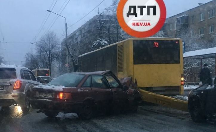 В Киеве легковушка протаранила автобус (видео)