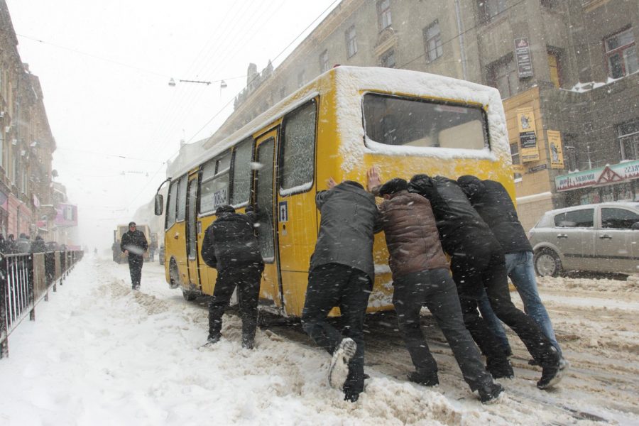 Киевлян призвали пересесть из машин на общественный транспорт