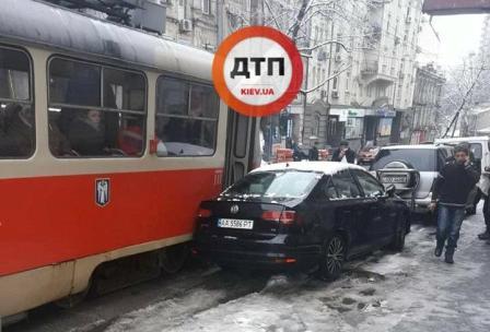 Мажор остановил трамваи на Лукьяновке