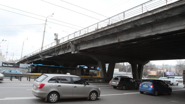 Мост устал-2. В разрушении Шулявского путепровода обвинили водителей грузовиков