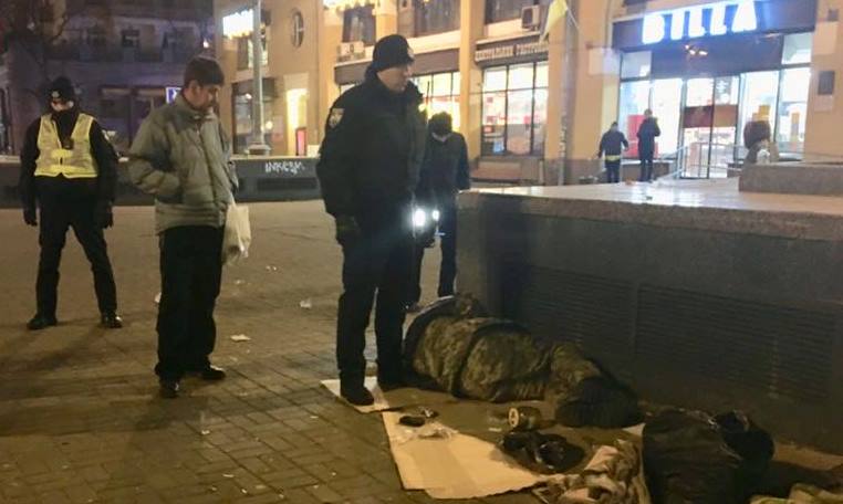В центре Киева бомжи ограбили мужчину в камуфляже