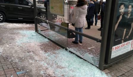 Вандалы разбили остановку в центре Киева