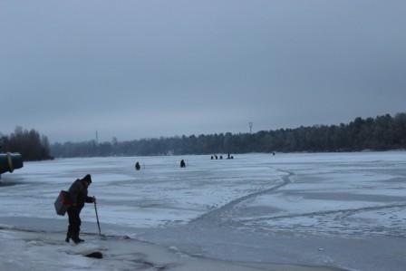 Под Киевом рыболовы дрейфовали на льдине