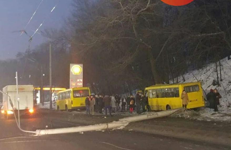 В Киеве два автобуса врезались в столб. Много пострадавших