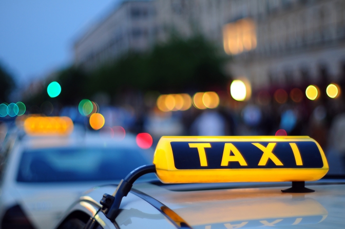По Киеву разъезжал таксист-наркоман с пьяной пассажиркой (видео)
