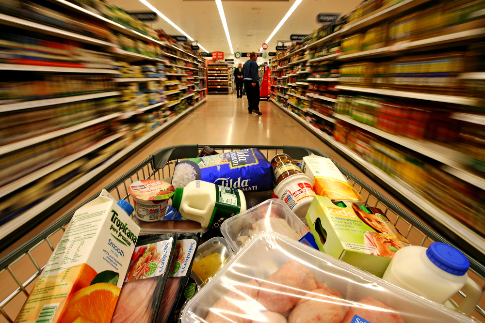 Покупатели портят продукты в супермаркетах