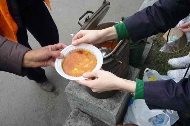 Киевских бомжей кормят горячими обедами