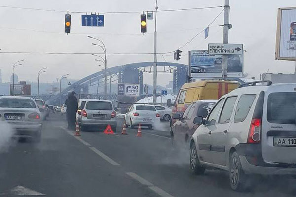 Авария спровоцировала большую пробку на улице Электриков
