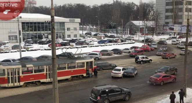 На Лукьяновке из-за ДТП стоят трамваи