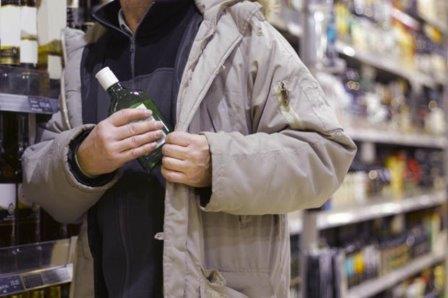 Безработный вынес из супермаркета пол-литра рома в рукаве