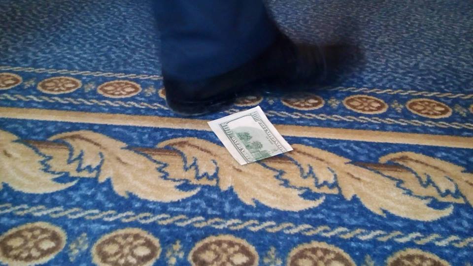 В Верховной Раде неизвестный разбросал доллары