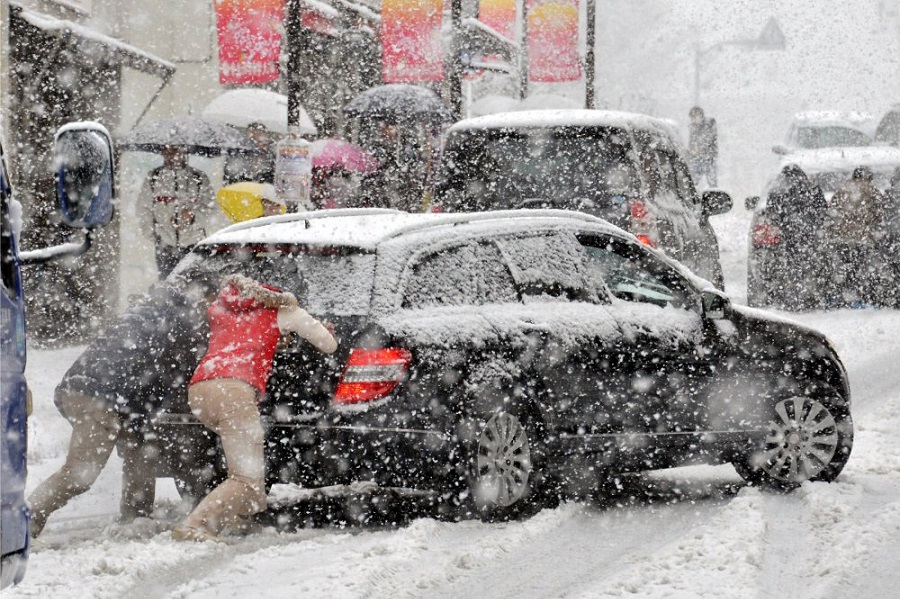 Киев стал в пробках из-за снегопада