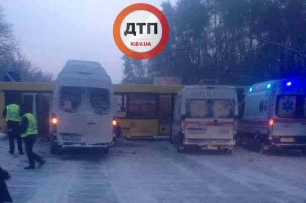 Под Киевом в аварию попал автобус с детьми (фото)