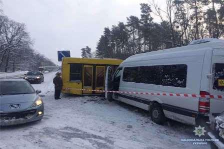 С аварией в пригороде Киева разбирается полиция