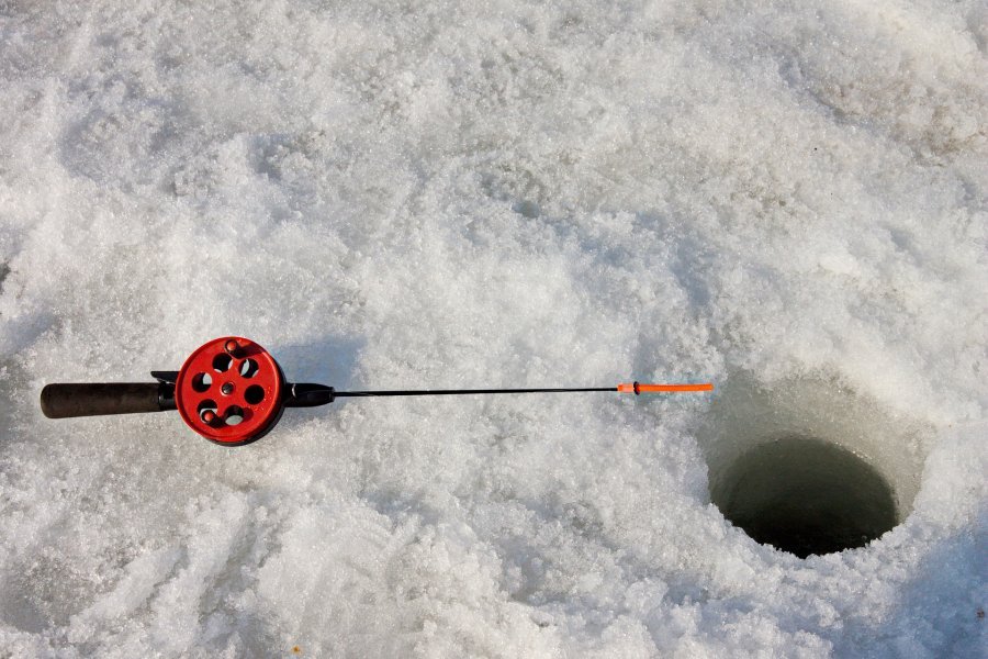 Провалившегося под лед рыбака доставали прохожие