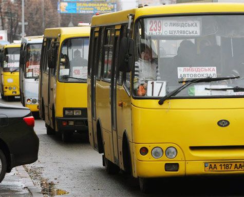 Киевляне попросили убрать маршрутки с Лыбедской площади