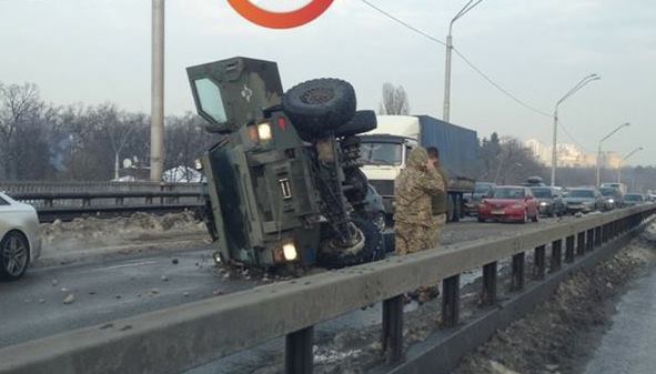 На Нивках перевернулся военный бронетранспортер