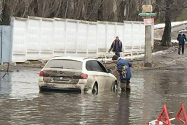 На киевской улице утонул автомобиль (фото)