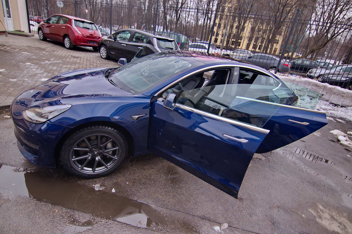 В Киев привезли новую модель Tesla