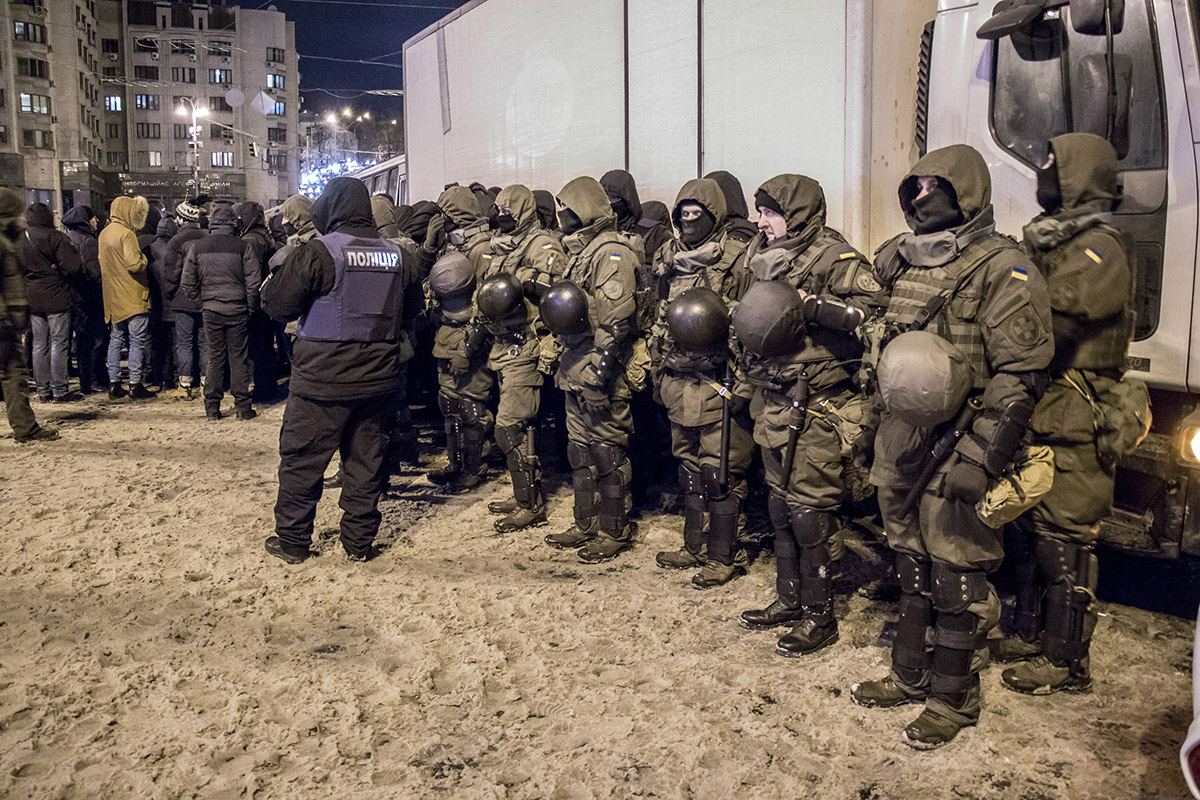 Майдан окружили нацгвардейцы с автоматами