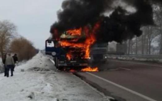 На киевской трассе сгорела фура