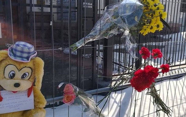 Киевляне несут цветы к российскому посольству