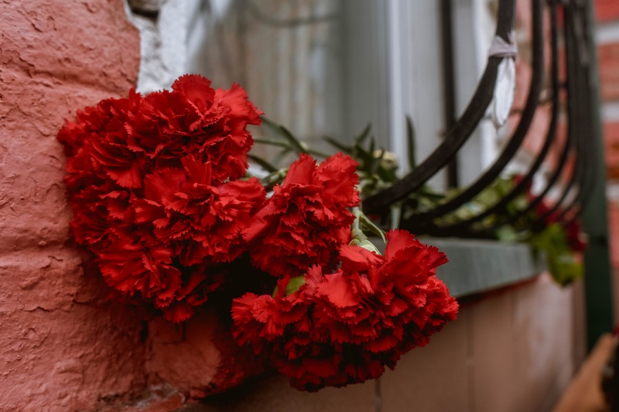 Киевляне третий день несут цветы к российскому посольству