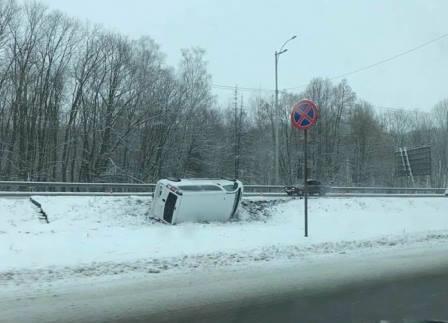 На трассе под Киевом перевернулся автомобиль