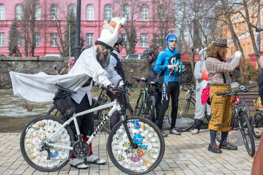 В Киеве появились необычно одетые люди (фото)