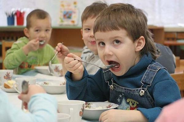 В столичном детсаду детей кормили запрещенной едой