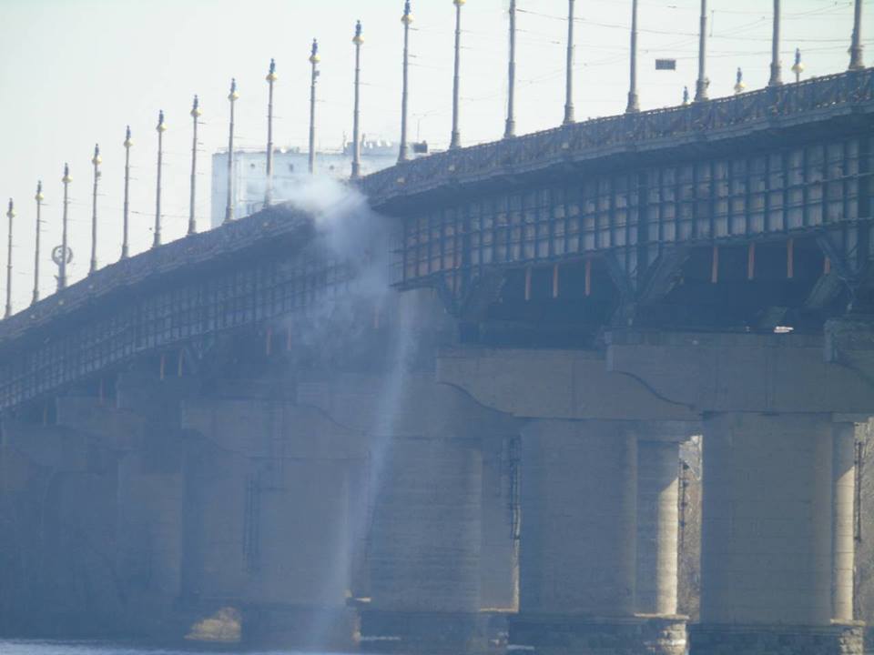На мосту Патона образовался фонтан