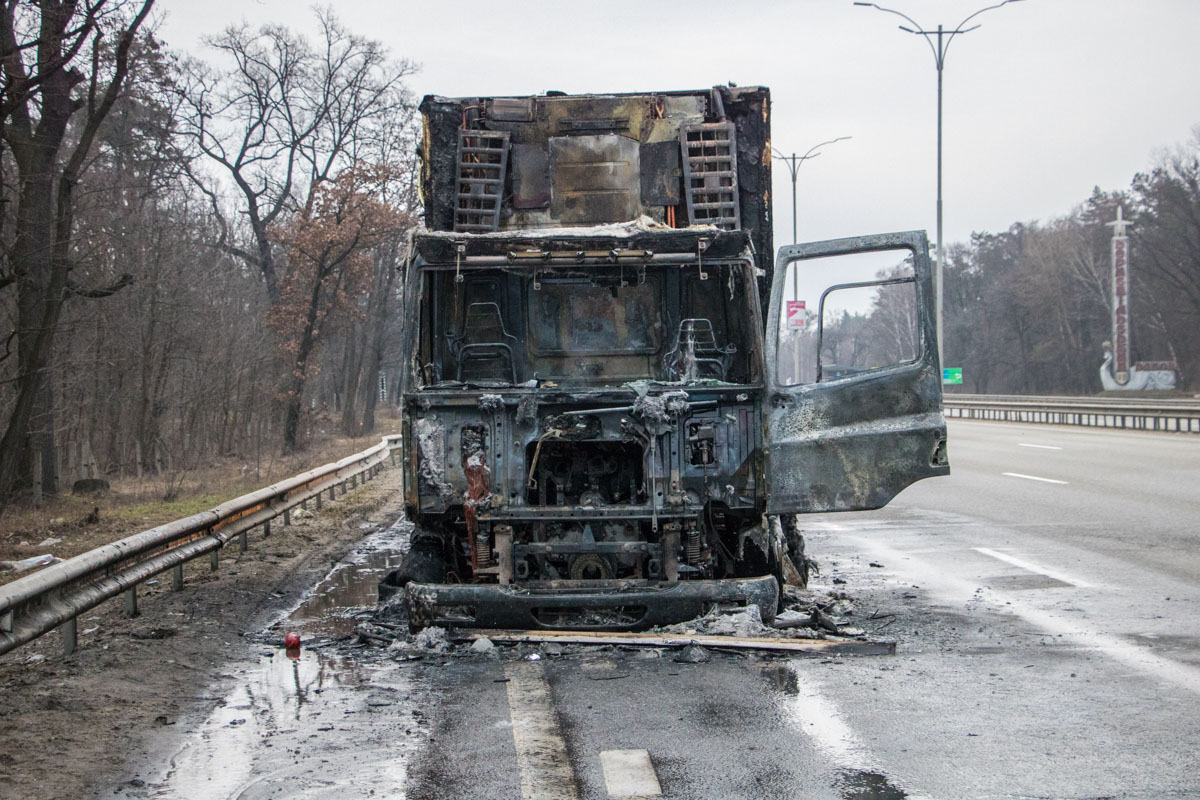 Под Киевом во время движения загорелся грузовик (фото)