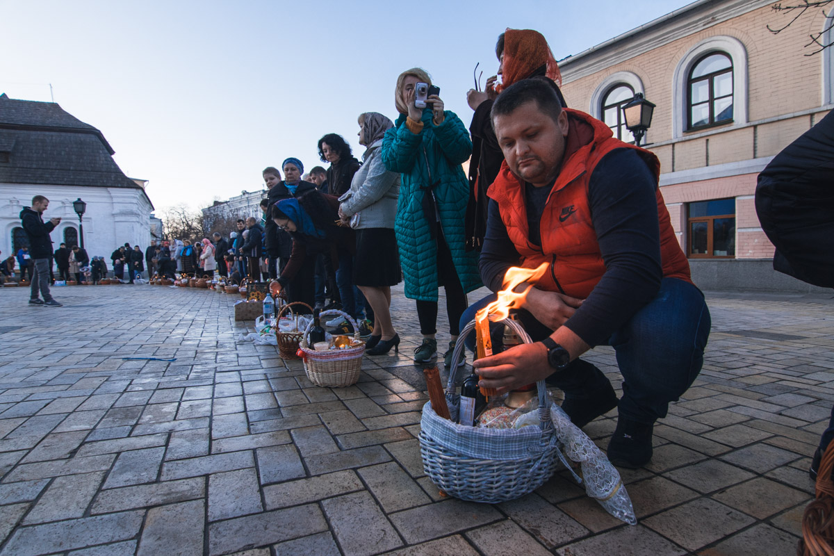 Киевляне освятили пасхальные корзины (фото)