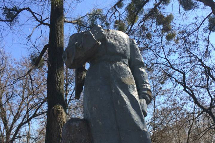 Под Киевом памятник остался без головы