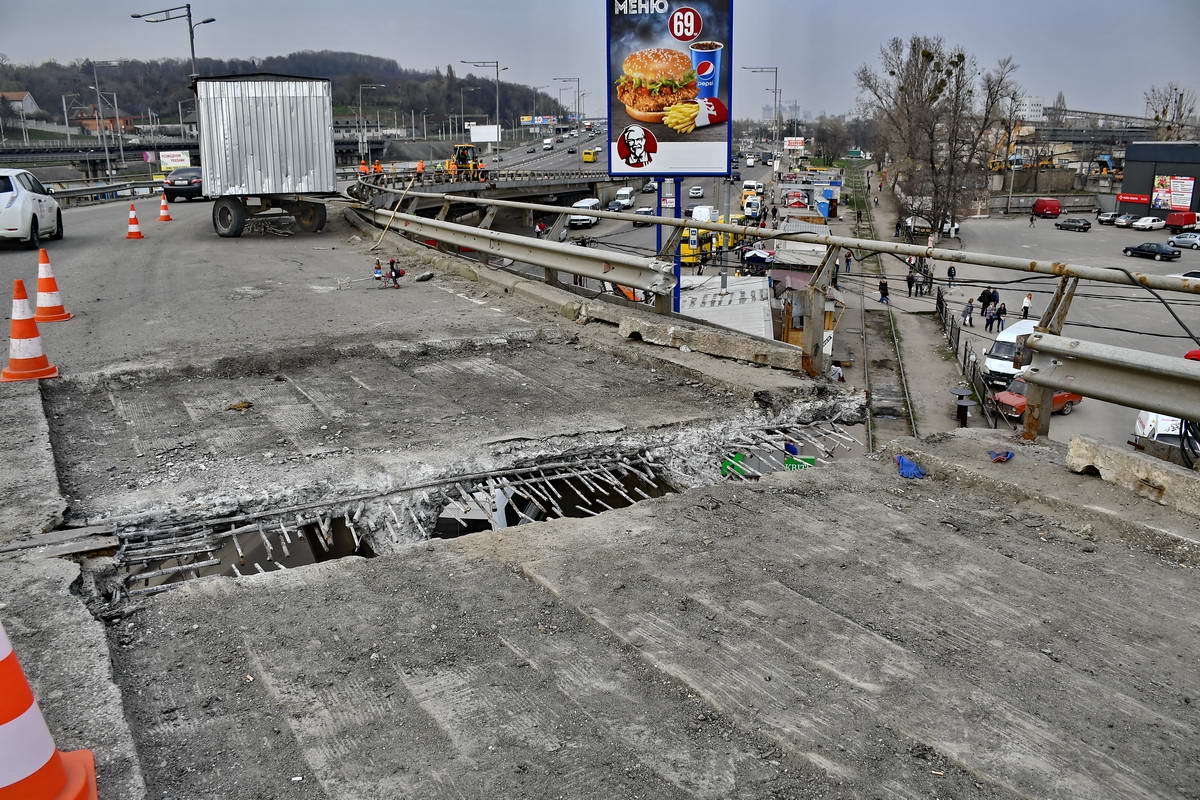 В Киеве появился еще один “уставший” мост (фото)