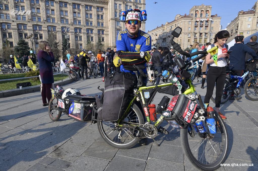 Киевляне массово поехали на работу на велосипедах (фото)