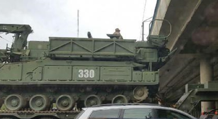 В Киеве военная техника застряла под мостом