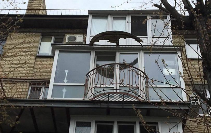Балкон с балконом. В Киеве заметили необычное сооружение