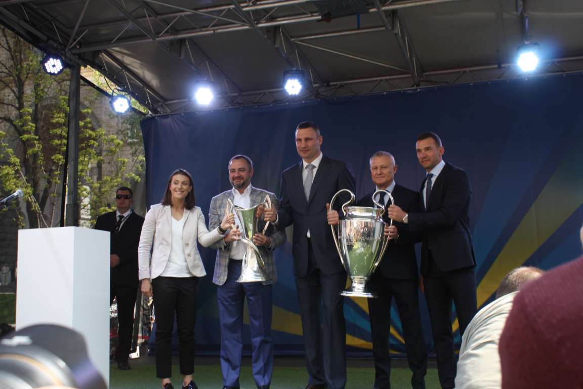 В Киев привезли кубки Лиги чемпионов УЕФА