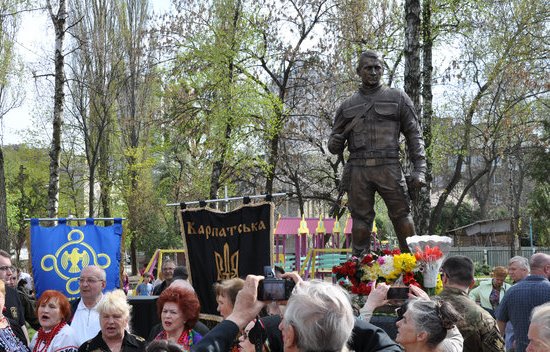 В Киеве открыли памятник герою АТО