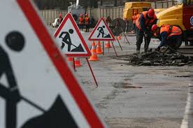 В Киеве дороги ремонтируют заливкой трещин
