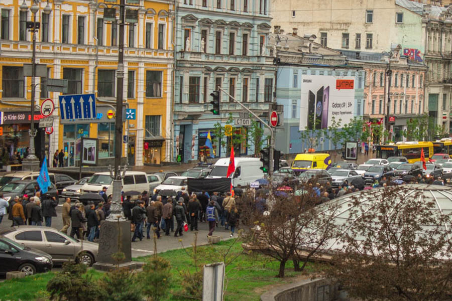 На улицы Киева вышли чернобыльцы и вдовы (видео)