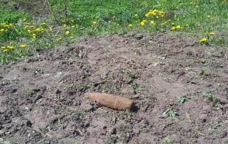 Под Киевом женщина выкопала в огороде снаряд