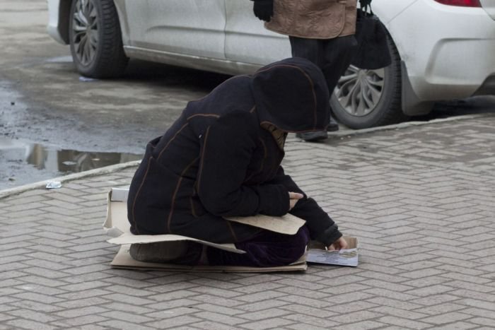 Уличная попрошайка ограбила киевлянку за отказ в милостыни