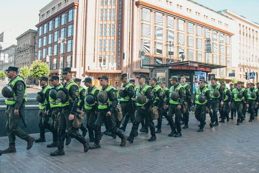 На улицы столицы вывели полицейских в салатовых жилетах (фото)