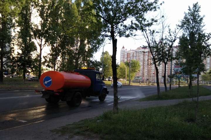 Киевские дороги из-за жары усиленно поливают водой