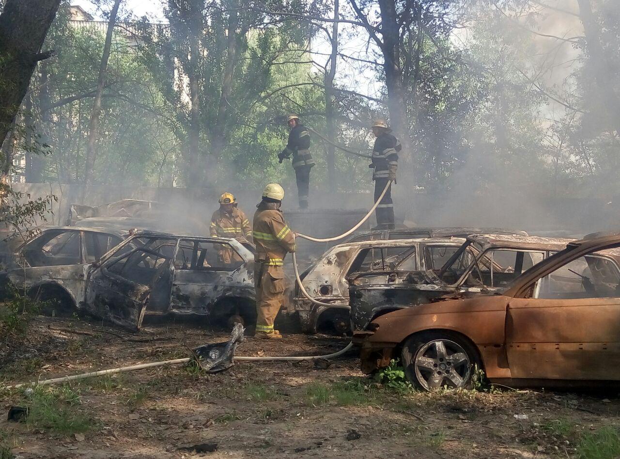 На автостоянке сгорело полсотни машин