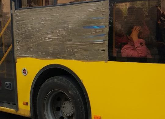 В киевском троллейбусе разбитое стекло "укрепили" скотчем