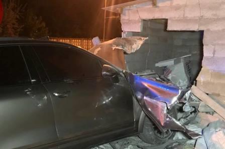 Водитель разбил автомобиль о гараж (видео)