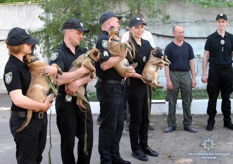 Киевским полицейским подарили собак
